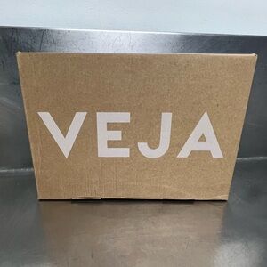 Veja EMPTY Shoe Box - VGUC